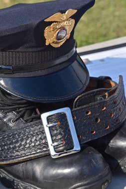 Görev başında ki düşen bir polis memurunun baş teçhizatı, kemeri ve botları. 