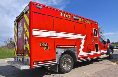 Parlak kırmızı ambulans 