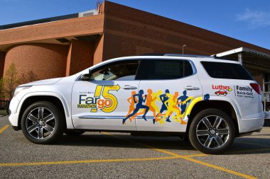 Fargo, Kuzey Dakota-13 Mayıs 2019: Gmc resmi araba da bir sikloto, gençlik, 5k, 10k, yarım ve tam çalışır içeren yıllık Fargo Maratonu'nda görüntülenir.