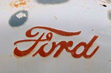 Rowley, Massachusetts: Eski Ford N Serisi traktör logosu Ford Motor Co. tarafından 1939 ve 1952 yılları arasında üretilen, 9n, 2n ve 8n modelleri kapsayan bir üründür.