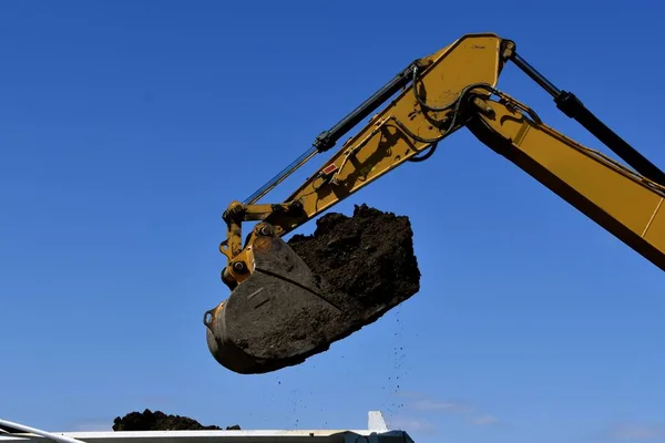 Bucket Backhoe Prepares Dump Black Dirt Truck Box — Stock Photo, Image