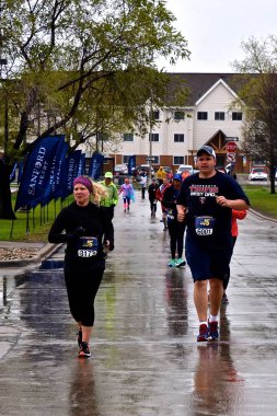 Fargo, Kuzey Dakota-16 Mayıs 2019 : Maratoncular bir sikloto, köpek yarışı, gençlik, 5k, 10k, yarım ve tam çalışır içeren yıllık Sanford Fargo Maratonu'nda sert havalarda koşmak.