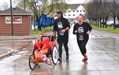 Fargo, Kuzey Dakota-16 Mayıs 2019 : Maratoncular bir sikloto, köpek yarışı, gençlik, 5k, 10k, yarım ve tam çalışır içeren yıllık Sanford Fargo Maratonu'nda sert havalarda koşmak.