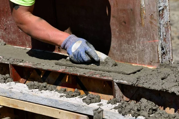 Betonnen Werknemer Troffels Natte Modder Beton Voeten Van Een Nieuwbouw — Stockfoto