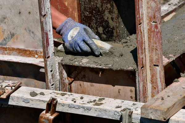 Lama Molhada Concreto Nas Pegadas Novo Canteiro Obras — Fotografia de Stock