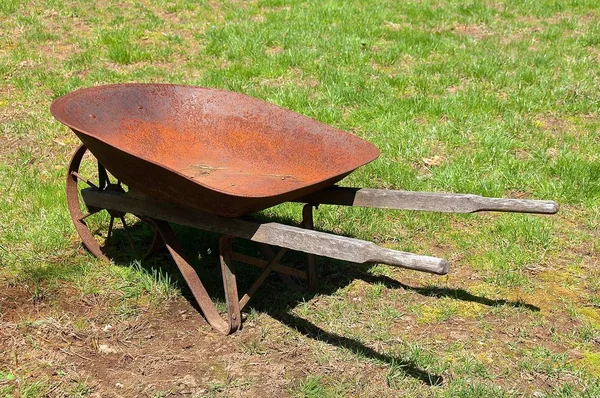 Una Vecchia Carriola Metallo Arrugginito Con Maniglie Legno Riposa Cortile — Foto Stock