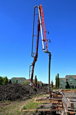Bir süper pompahazır mix kamyon malzemeleri ıslak çamur (beton) bir inşaat şantiye temeli için. 