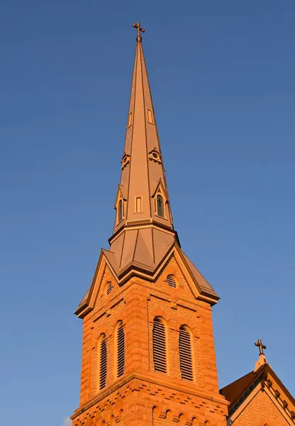 Die Abendsonne Scheint Auf Den Kirchturm Einer Alten Backsteinkirche — Stockfoto