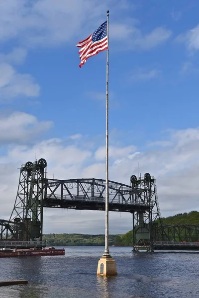 Флаг Сша Стоит Затопленной Реке Сент Круа Лифтовым Мостом Заднем — стоковое фото
