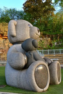 Stillwater, Minnesota, 24 Mayıs 2019: Kaya heykeltıraş Teddy Bear Park bulunan bir Teddy Bear, Stillwater Park District tarafından işletilen.