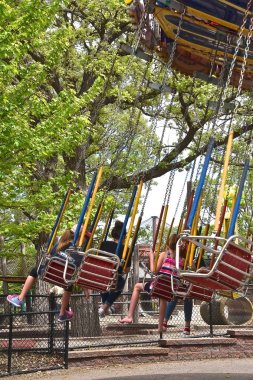 Santrifüj kuvvet, sandalyeli biniciler bir salıncak üzerinde daireler yapmak bir eğlence parkı oyun