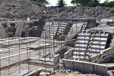 Formlar bodrum katında yeni bir ev için bir temel oluşturmak için gerekli ayarlanmaktadır. 
