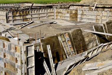 Formlar bodrum katında yeni bir ev için bir temel oluşturmak için gerekli olmaya hazırız.