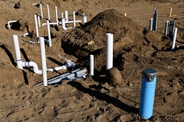 Pvc boru, çimento zeminyeni bir şantiye üzerine dökülmeden önce zeminin altına monte edilir ve gömülür..