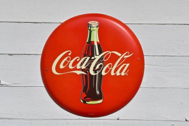 Rochford, Güney Dakota, 27 Haziran 2019: Eski Coca Cola şişe işareti John Pemberton tarafından 1800'lerin sonlarında icat meşrubat reklamını Atlanta, Ga merkezi.