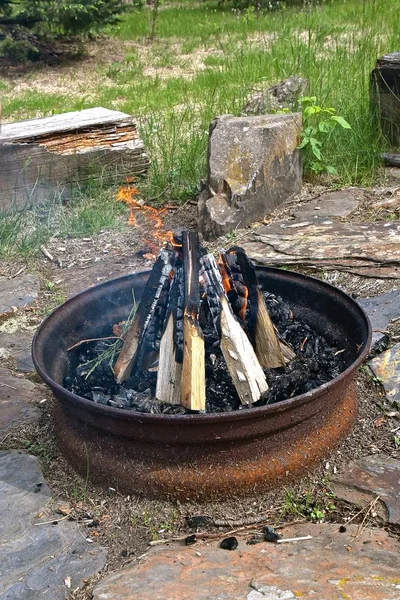 야영지 화재를 오래된 테두리에 덩어리가 있습니다 — 스톡 사진
