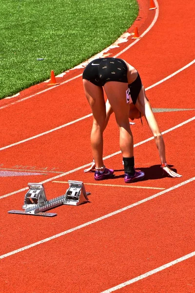 Fargo North Dakota July 2019 Young Female Runner Stretches Preparation — стоковое фото