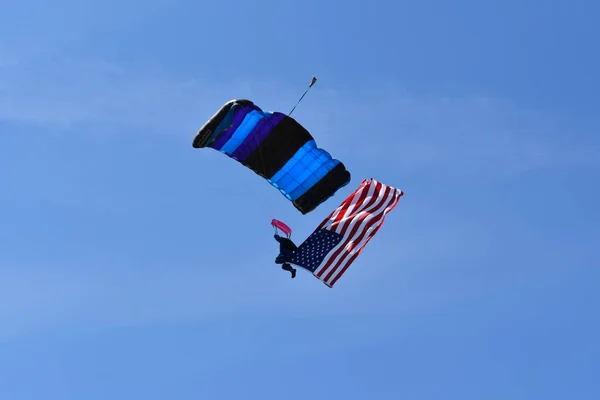 Der Betreiber Eines Drachenfliegers Fliegt Mit Der Amerikanischen Flagge Stiefel — Stockfoto