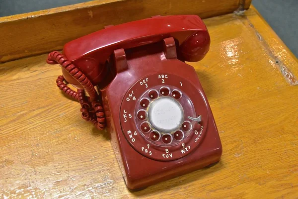 Teléfono Línea Roja Retro Descansa Sobre Viejo Escritorio Oficina — Foto de Stock
