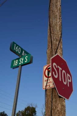 Bir ahşap yardımcı kutup da bir kırsal ülke küçük kasaba ayarı bir stop ve Park işareti için bir yazı olarak hizmet vermektedir. 