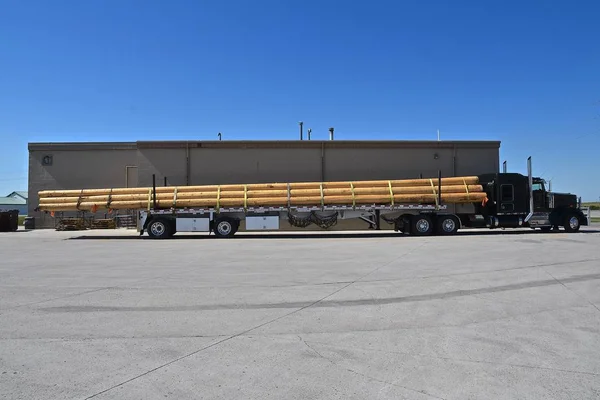 Semi Trailer Hauling Extra Long Fir Timber Poles Creating Oversized — Stock Photo, Image