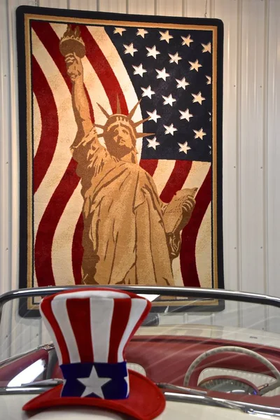 Een Patriottische Muur Opknoping Replica Van Het Vrijheidsbeeld Vintage Hoed — Stockfoto