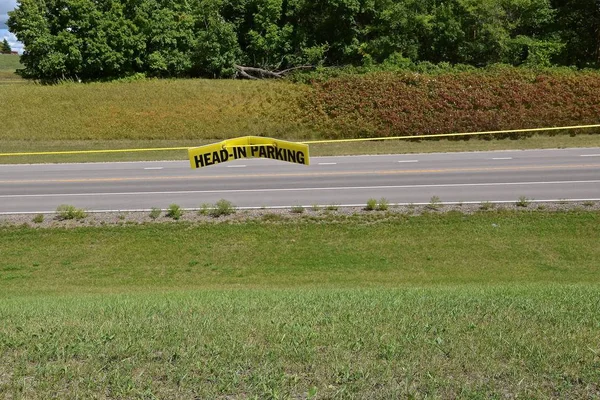 Znak Zakazujący Head Parking Stromym Wzgórzu Autostrady Poniżej — Zdjęcie stockowe