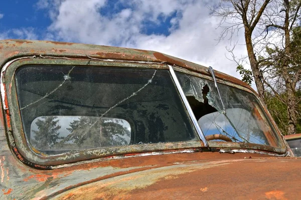 Una Vieja Camioneta Oxidada Está Llena Pátina Tiene Parabrisas Delantero — Foto de Stock