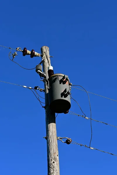 Kablolar Yalıtkanlar Transformatör Ile Ahşap Elektrik Direği Bight Mavi Gökyüzü — Stok fotoğraf