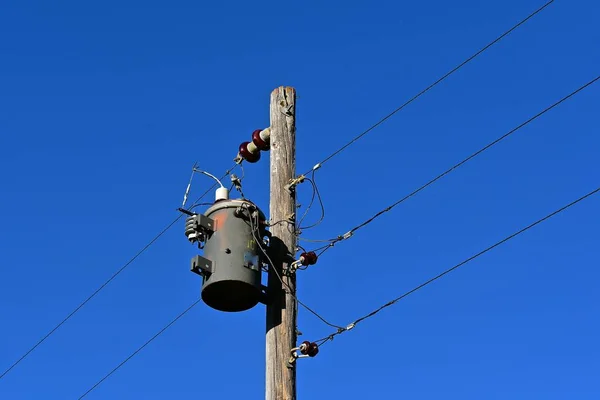 Kablolar Yalıtkanlar Transformatör Ile Ahşap Elektrik Direği Bight Mavi Gökyüzü — Stok fotoğraf