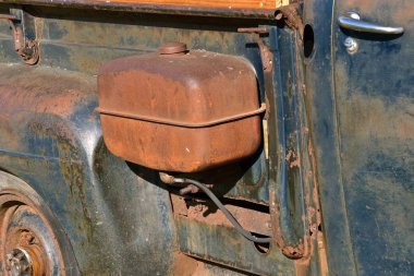 Harici derme çatma bir gaz tankı eski paslı bir pikap çerçevesine bağlanır