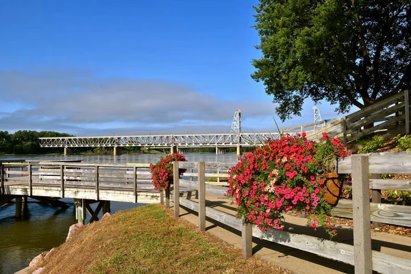 Molo Permette Visitatori Turisti Vedere Fiume Missouri Ponte Due Livelli — Foto Stock