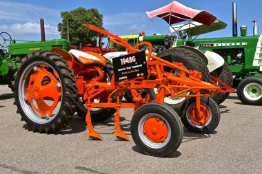 Yankton, Güney Dakota, 16 Ağustos 2019: Restore edilmiş bir vintage 1948 G Allis / Chalmers traktör ve tarla kültivatör yıllık Riverboat Gün Ağustos üçüncü hafta sonu kutladı görüntülenir.