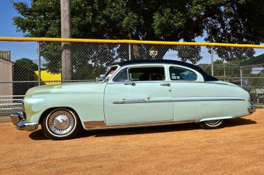 Yankton, Güney Dakota, 16 Ağustos 2019: 1950 'de restore edilen klasik bir Mercury Monterey, Riverboat Günleri' nin üçüncü haftasonu kutlamaları sırasında yıllık araba fuarında sergilenmektedir..