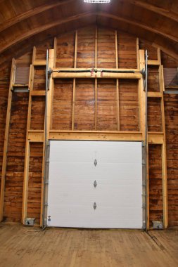 Samanların ve saman balyalarının ipi samanlığın kirişinde asılı kalır..