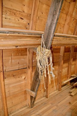 Samanların ve saman balyalarının ipi samanlığın kirişinde asılı kalır..