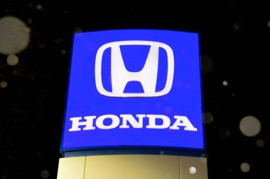 Bemidji, Minnesota, 12 Ekim 2019: Honda logosunun üzerine kar taneleri düşüyor, Honda logosu panelin üzerine. İlk olarak otomobil, motosiklet ve güç donanımı üreticisi olarak bilinen Japon kamu çok uluslu şirketi.