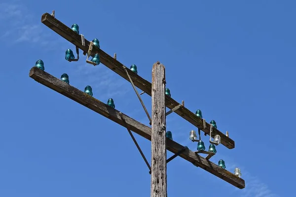 Alter Telefonmast Mit Grünen Glasisolatoren Gegen Strahlend Blauen Himmel — Stockfoto