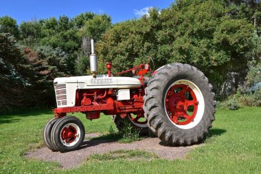Madison, Güney Dakota, 18 Ağustos 2019: A taze boyanmış, patlak lastikli Farmall H traktörü, Amerikan International Harvester şirketi tarafından üretilen bir markadır. İh.