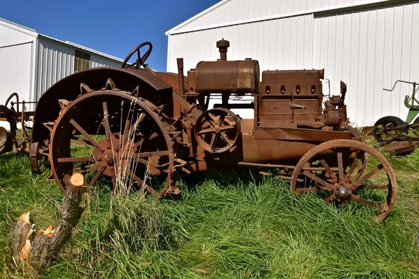 Vieux Tracteur Rouillé Non Identifiable Sur Roues Acier Manque Nombreuses — Photo