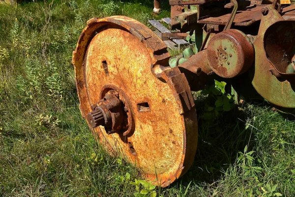 Egy Régi Traktor Acélkereke Egy Roncsot Használt Alkatrészeknek Hiányzik Egy — Stock Fotó