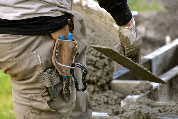 Seorang Pekerja Beton Menampilkan Sabuk Peralatannya Saat Dia Menginjak Injak — Stok Foto