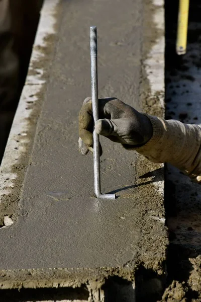 Betonstaal Zijn Plaats Zetten Een Recente Natte Betonnen Ondergrond — Stockfoto