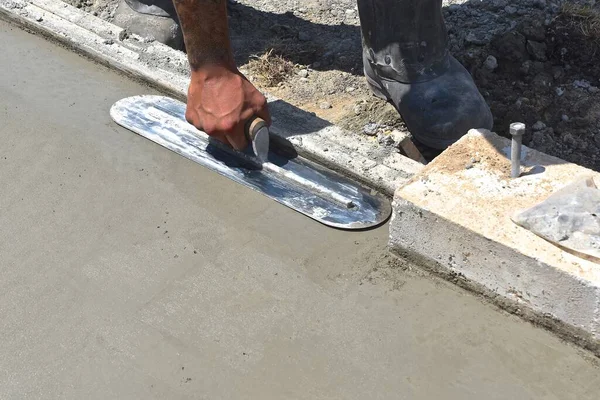 Sebuah Kincir Air Yang Panjang Digunakan Untuk Menghaluskan Beton Segar — Stok Foto