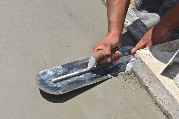 Uma Espátula Cabo Longo Usada Para Suavizar Concreto Fresco Chão — Fotografia de Stock