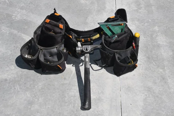 Eine Neue Schwarze Werkzeugtasche Gefüllt Mit Verschiedenen Werkzeugen Liegt Auf — Stockfoto