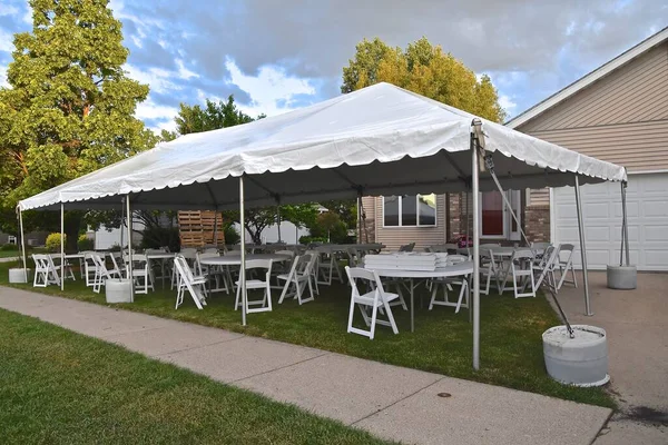 Huge Out Party Canopy Placed Front Yard High School Graduate — Stock Photo, Image