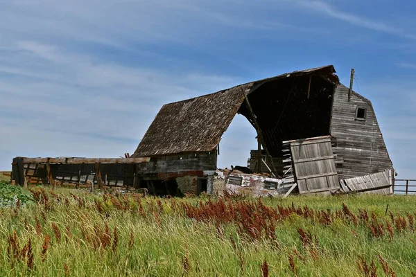 一个非常古老的谷仓正在腐烂 年久失修 使人回想起以前的一个奶牛场 — 图库照片