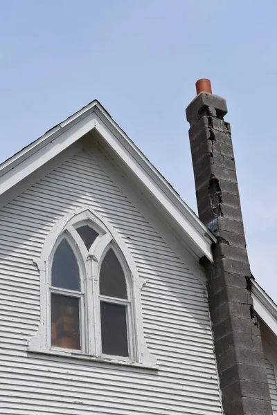 Blokschoorsteen Van Een Oude Witte Kerk Verval Geraakt — Stockfoto