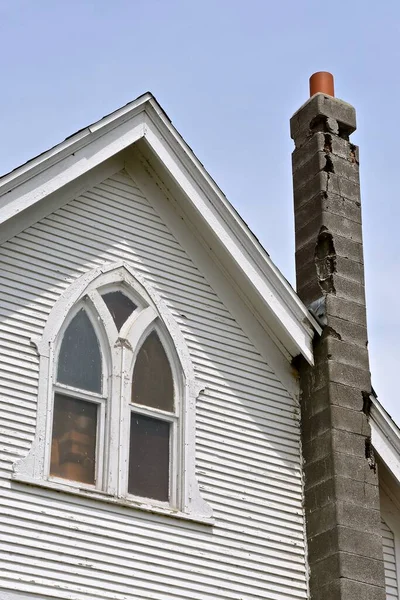 Стара Біла Сільська Церква Має Погіршений Високий Димохід Небезпеці Розсипання — стокове фото